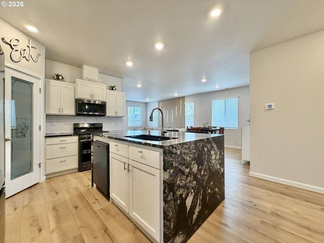 438 Greencrest St Ne, Salem, OR 97301