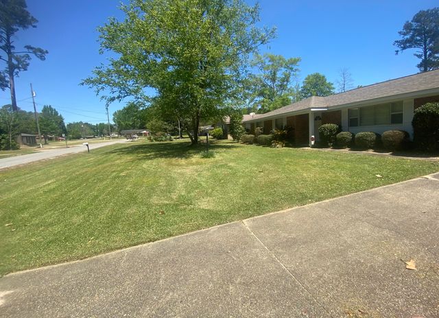 106 Springhill Dr., Hattiesburg, MS 39402
