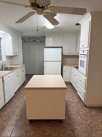 106 Springhill Dr., Hattiesburg, MS 39402