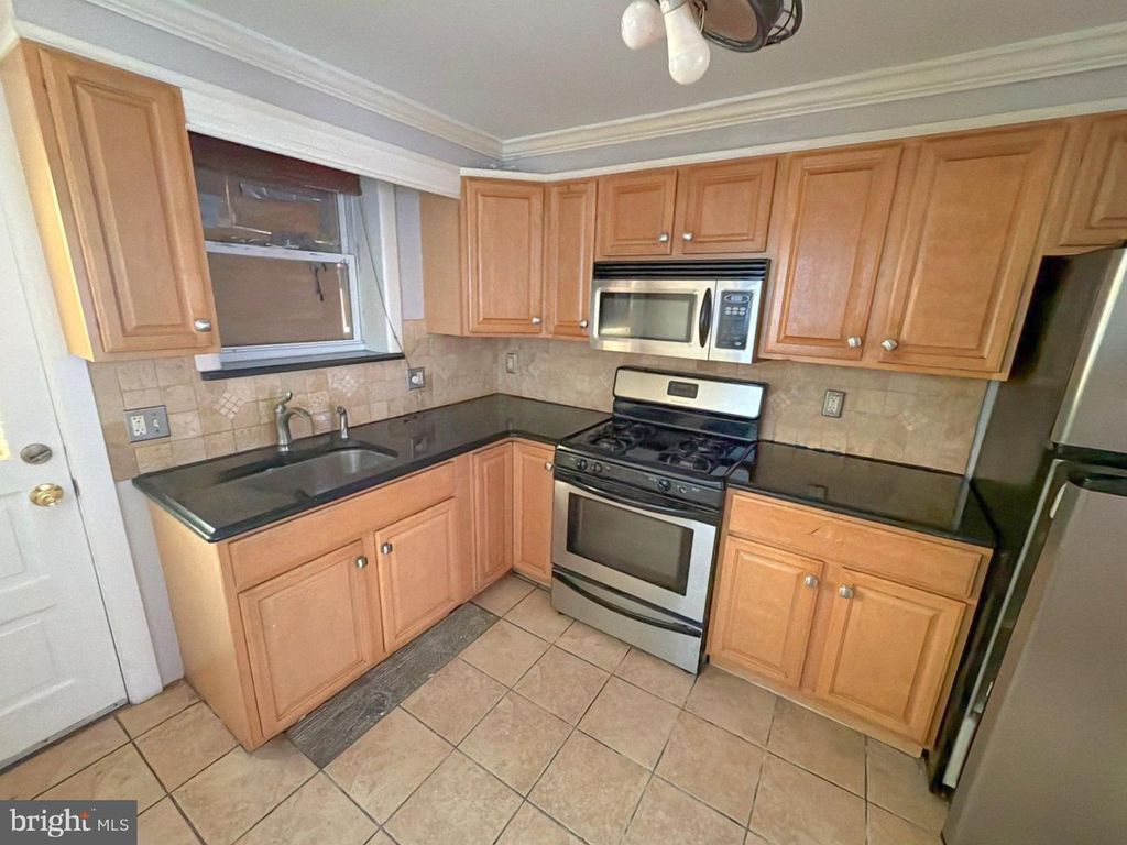 2542 S SARTAIN ST, Philadelphia, PA 19148 — photo 5