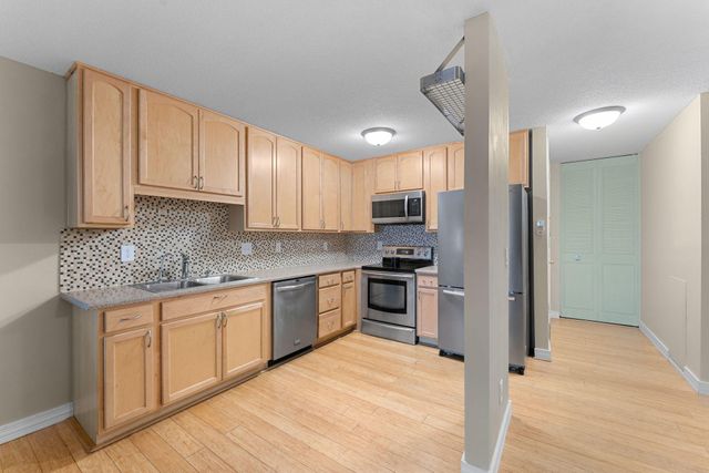 2800 Hamline Avenue N 313, Roseville, MN 55113