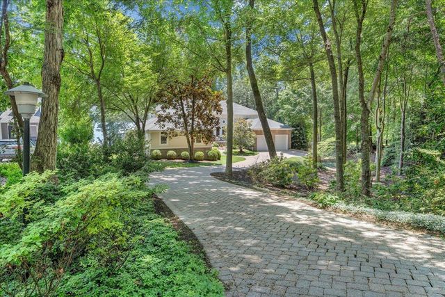 574 Waverly LN, Moneta, VA 24121
