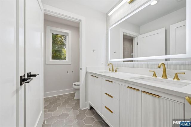 25 Claremont Avenue, Livingston, NJ 07039