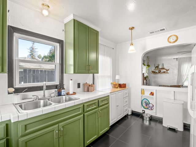 1117 E Sussex Way, Fresno, CA 93704