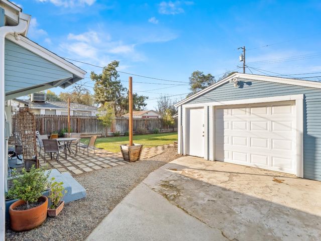 1117 E Sussex Way, Fresno, CA 93704