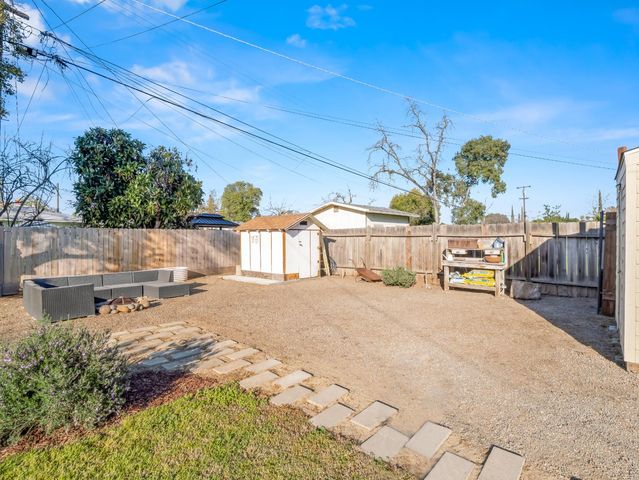 1117 E Sussex Way, Fresno, CA 93704