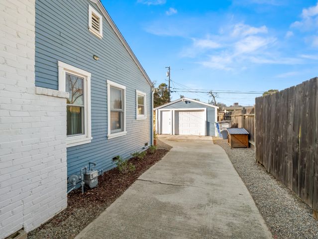 1117 E Sussex Way, Fresno, CA 93704