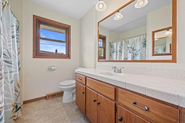 1507 Mohawk LANE, Waukesha, WI 53186