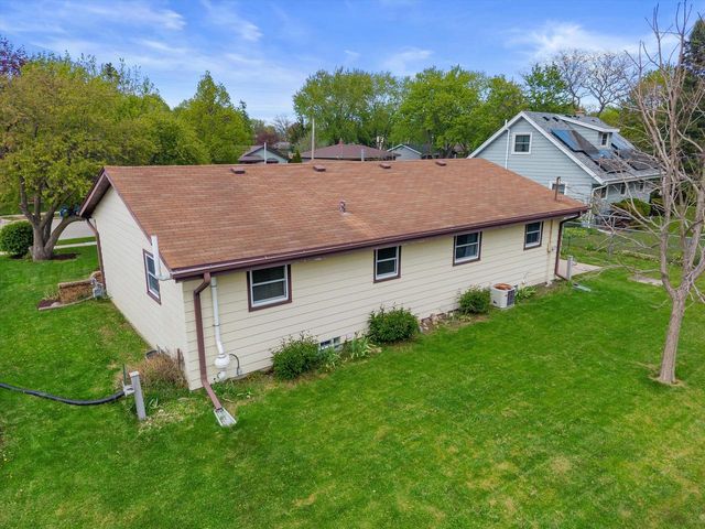 1507 Mohawk LANE, Waukesha, WI 53186