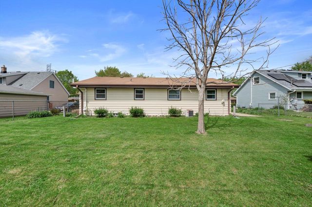 1507 Mohawk LANE, Waukesha, WI 53186