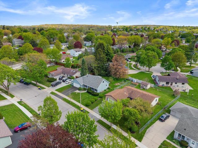 1507 Mohawk LANE, Waukesha, WI 53186