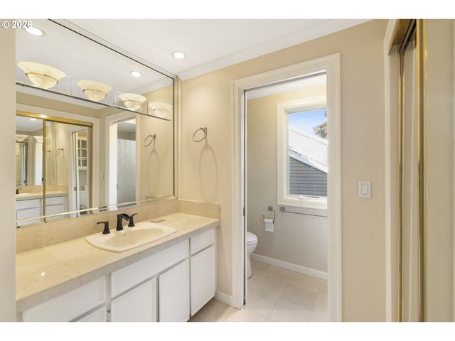 32 GREENRIDGE Ct, Lake Oswego, OR 97035