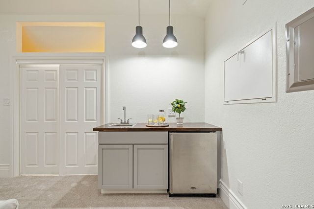 407 Burr Rd, Terrell Hills, TX 78209