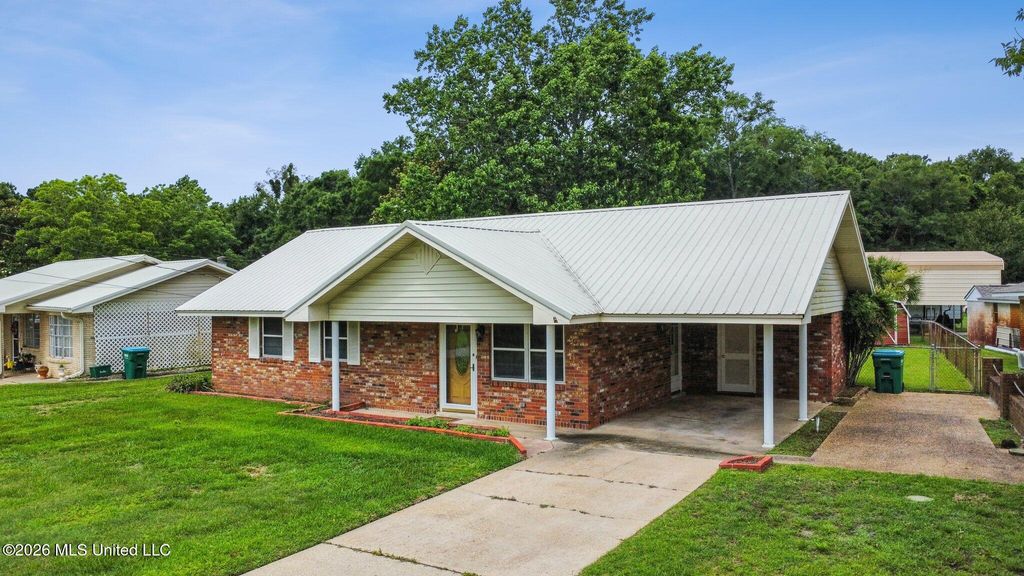 202 Hunter Drive, Ocean Springs, MS 39564