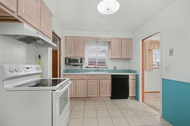 20835 Ardmore Park Drive, Saint Clair Shores, MI 48081