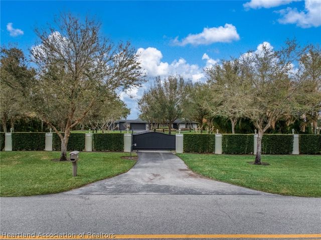 573 Holmes Avenue, Lake Placid, FL 33852