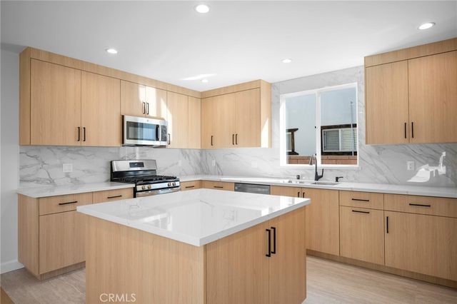 16057 Knapp, North Hills, CA 91343