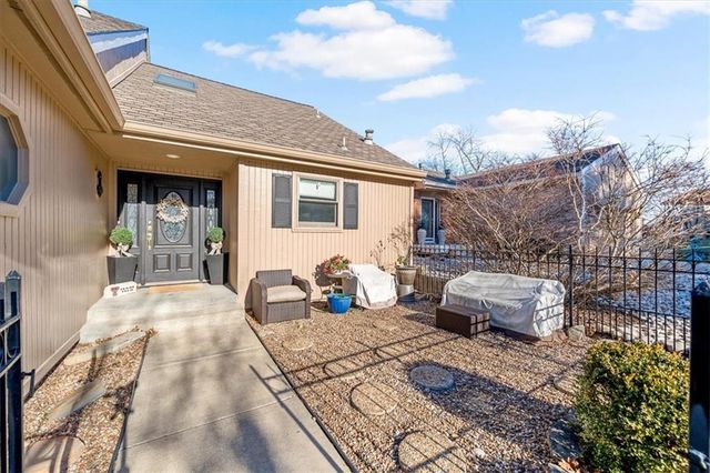 448 Point Drive, Lee's Summit, MO 64064