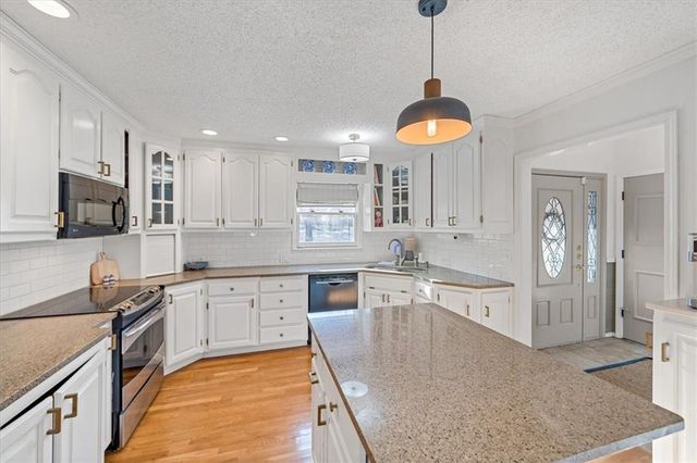 448 Point Drive, Lee's Summit, MO 64064