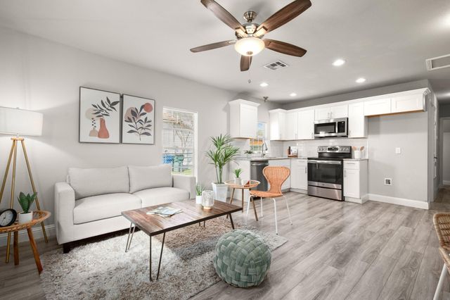 918 W 3rd ST, Taylor, TX 76574