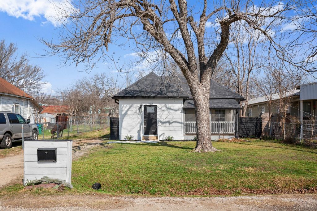 918 W 3rd ST, Taylor, TX 76574