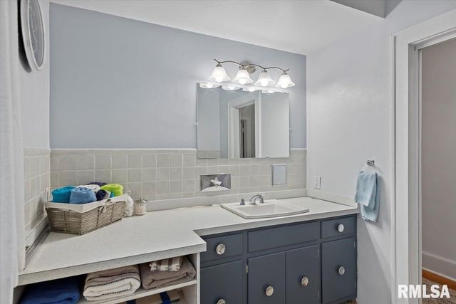 121 CITY Place, Jacksonville, IL 62650