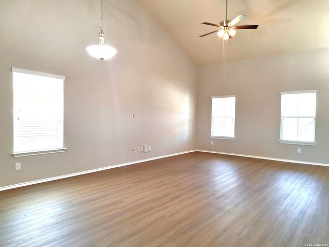 1068 DUMFRIES DR, Seguin, TX 78155