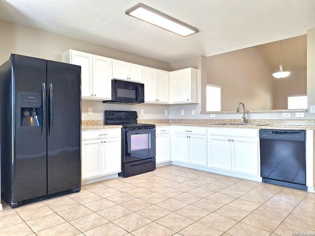1068 DUMFRIES DR, Seguin, TX 78155