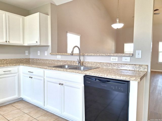 1068 DUMFRIES DR, Seguin, TX 78155