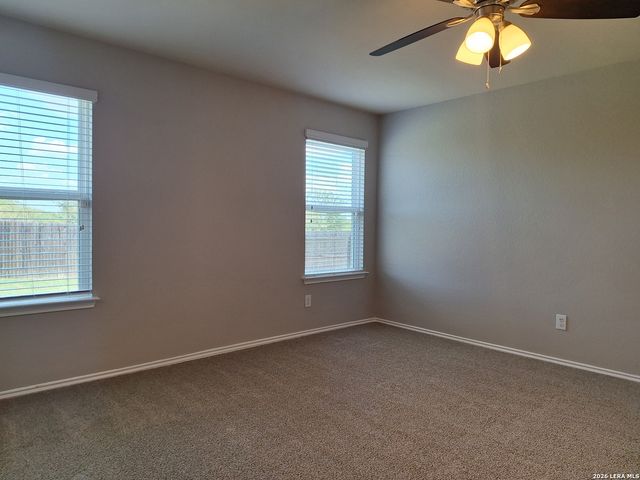 1068 DUMFRIES DR, Seguin, TX 78155