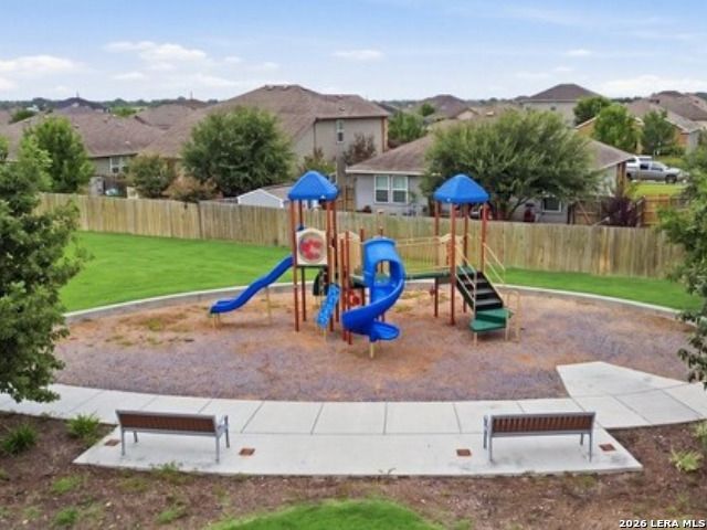 1068 DUMFRIES DR, Seguin, TX 78155