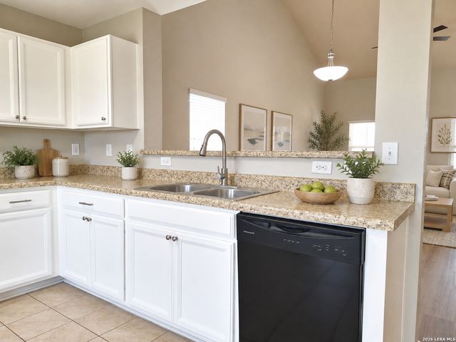 1068 DUMFRIES DR, Seguin, TX 78155