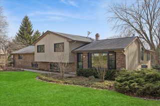 220 N Shannon Drive, Woodstock, IL 60098