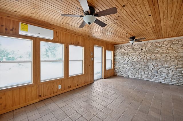 29 Country Oaks DR, Buda, TX 78610
