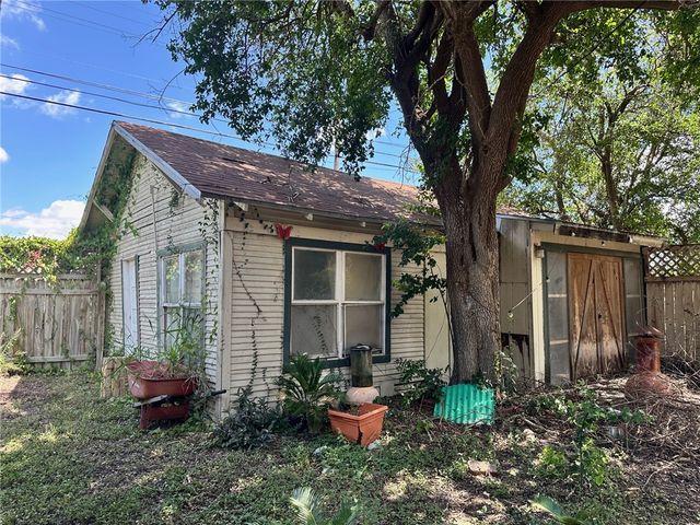 518 E Kenedy Ave, Kingsville, TX 78363