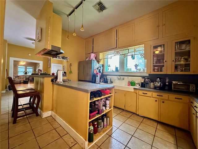 518 E Kenedy Ave, Kingsville, TX 78363