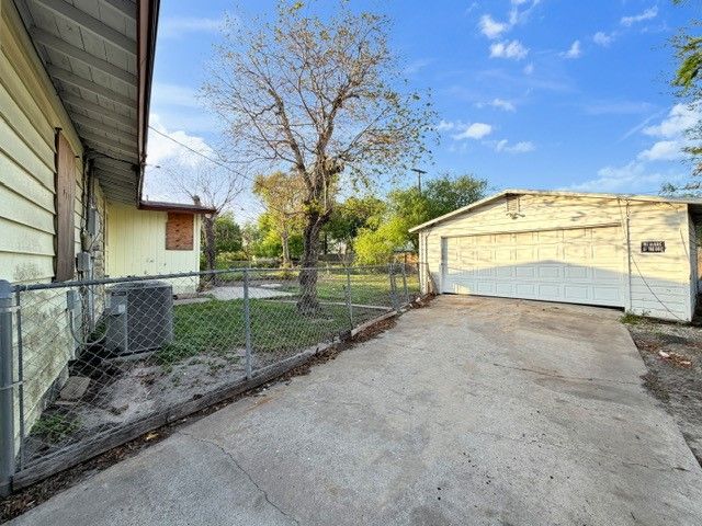 1130 Belmeade Dr, Corpus Christi, TX 78412