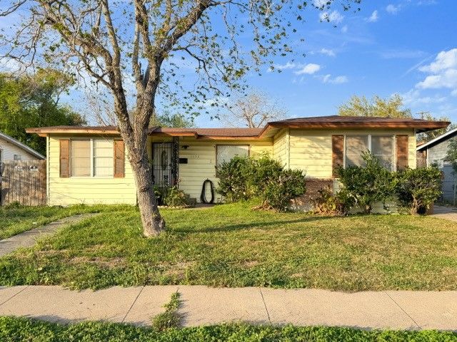 1130 Belmeade Dr, Corpus Christi, TX 78412