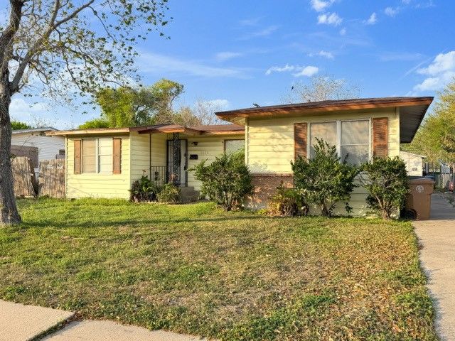 1130 Belmeade Dr, Corpus Christi, TX 78412