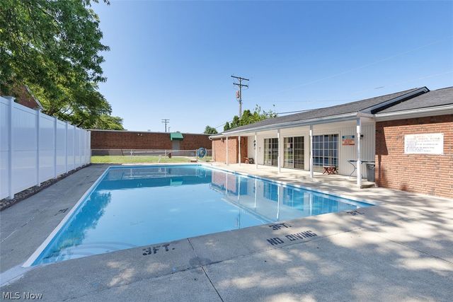 2854 Pease Drive 203S, Rocky River, OH 44116