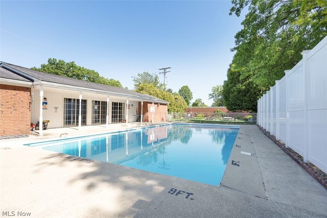 2854 Pease Drive 203S, Rocky River, OH 44116