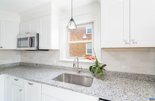 1036 LOCUST AVE, Charlottesville, VA 22901