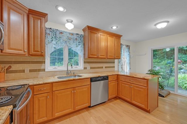 271 Mashapaug Rd, Holland, MA 01521