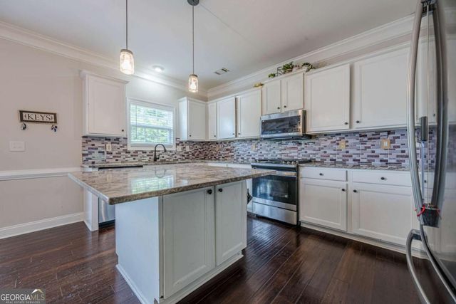 890 Sapphire Lane, Sugar Hill, GA 30518