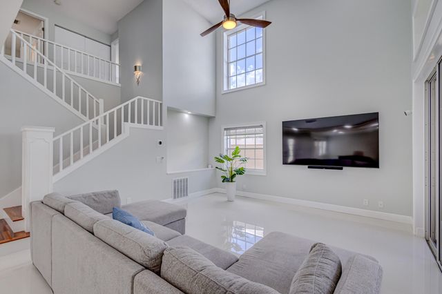 17 Selby Lane, Palm Beach Gardens, FL 33418