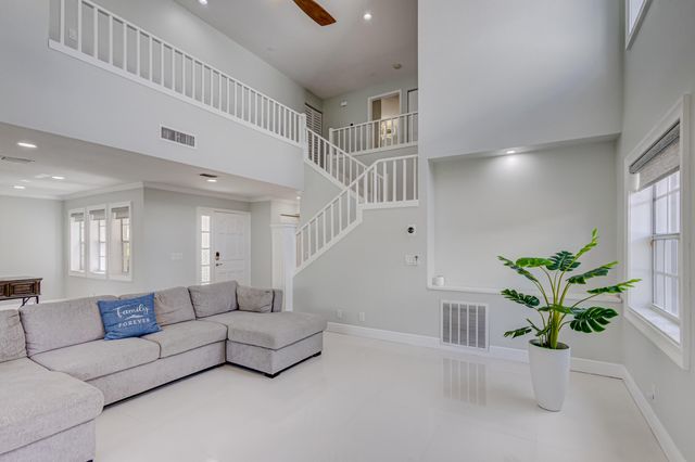 17 Selby Lane, Palm Beach Gardens, FL 33418