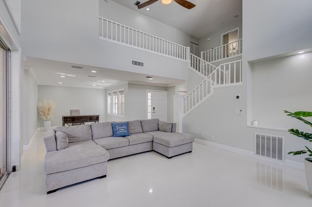 17 Selby Lane, Palm Beach Gardens, FL 33418