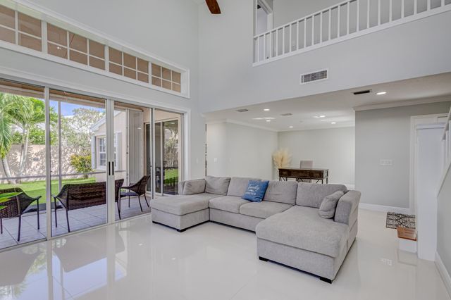 17 Selby Lane, Palm Beach Gardens, FL 33418