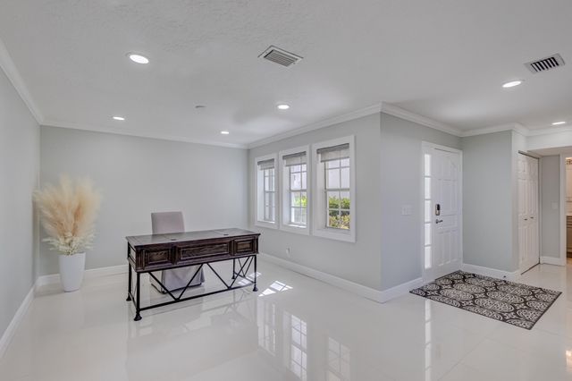 17 Selby Lane, Palm Beach Gardens, FL 33418