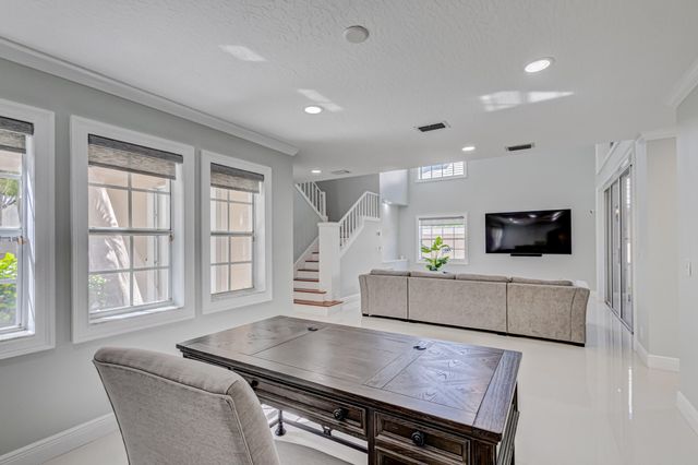 17 Selby Lane, Palm Beach Gardens, FL 33418